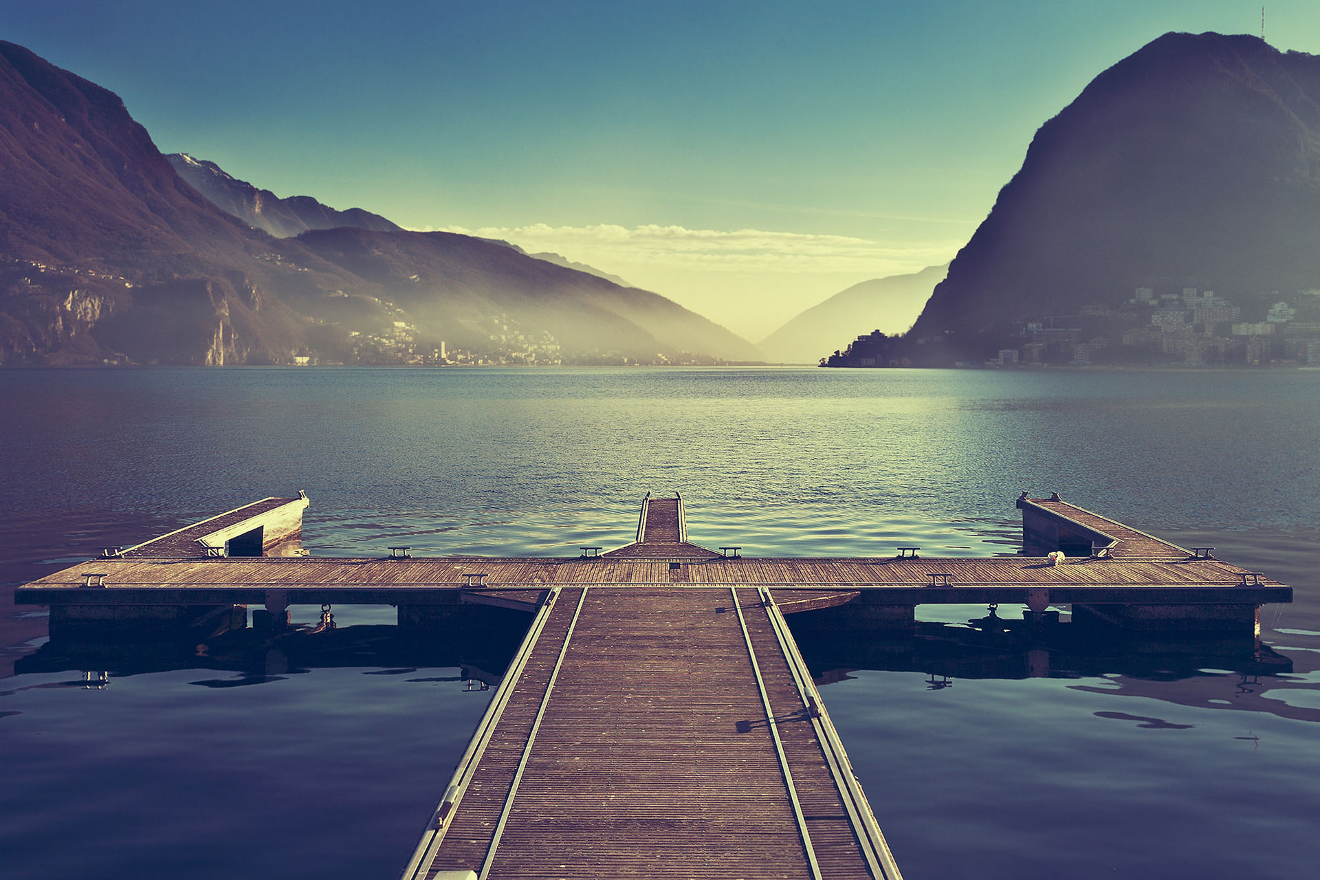 Pont donnant sur lac, image à tons bleus, relaxante